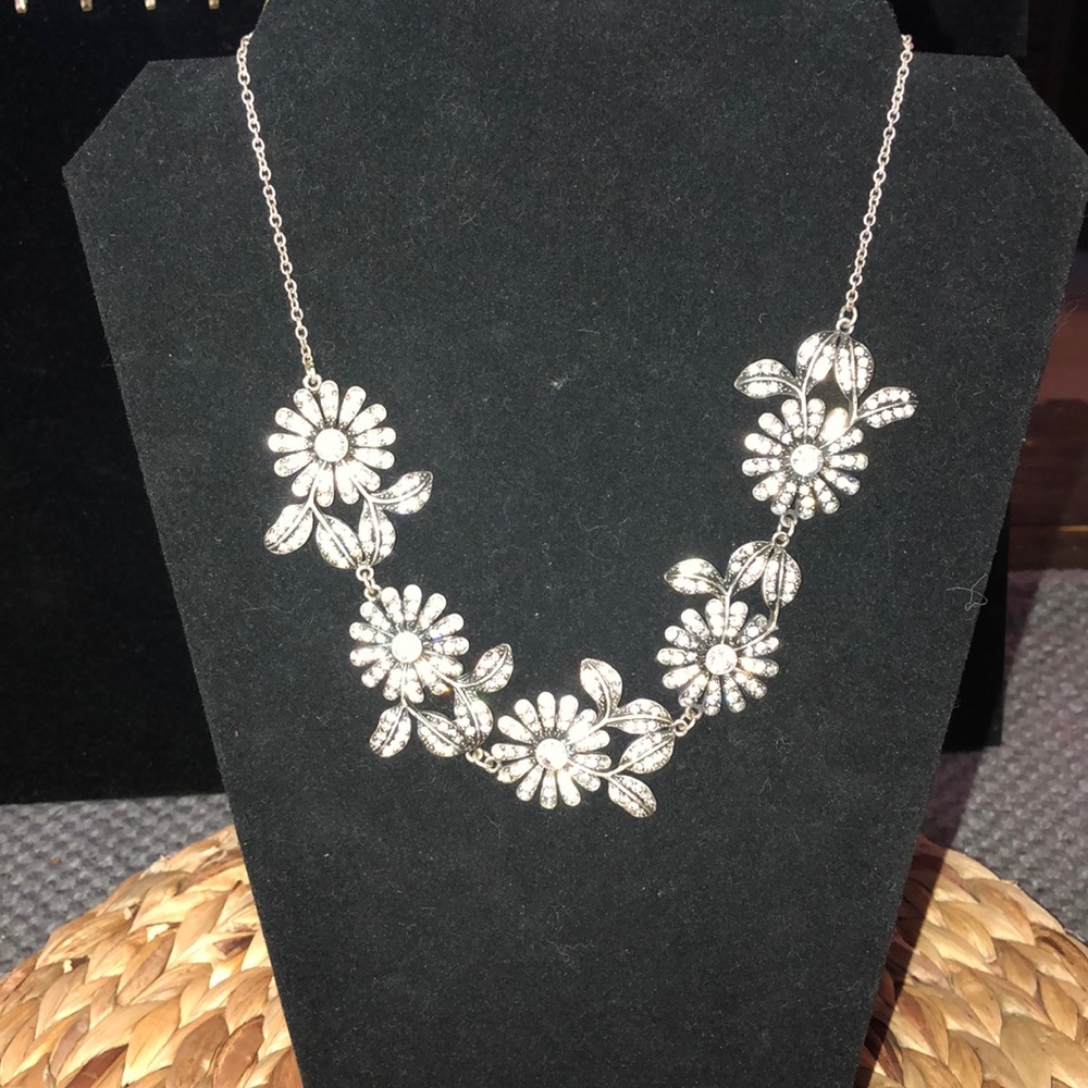Beautiful sparkly flower necklace